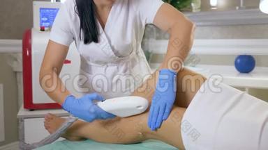 美容程序，美容大师在美容院用激光机在客户妇女脚上做脱毛